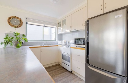 Lakes Entrance House | Driftwood Townhouse - Waterfront-Central Location