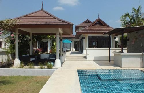 Talingchan Villa | Driftwood Villa