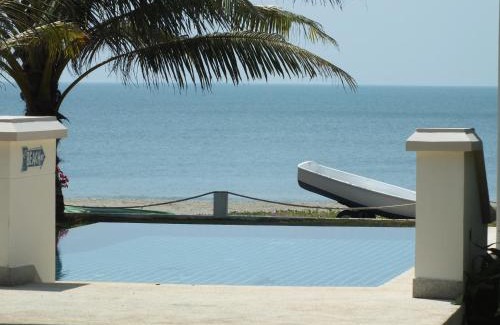 Talingchan Villa | Driftwood Villa