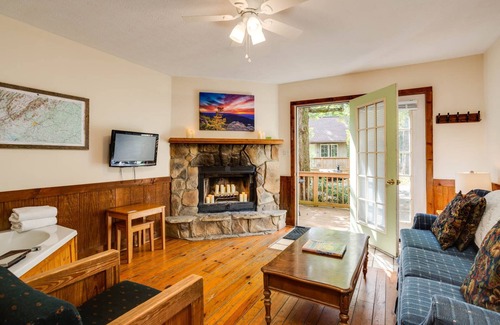 Montebello Cabin | Dripping Rock-1 King BR, Jacuzzi, Kitchenette