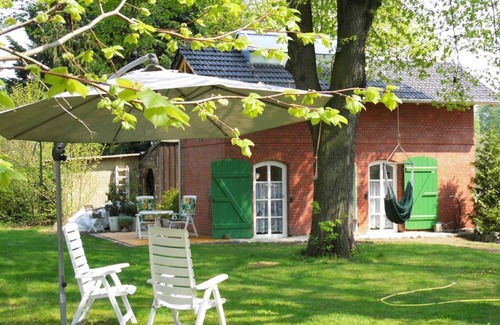 Droyßig Apartment | Droyßig railroad station - Overnight stay in a monument - FeWo Altes Bahnhäuschen