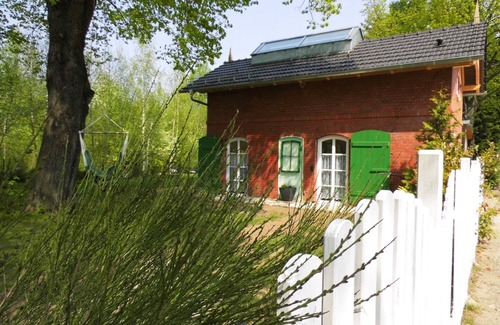 Droyßig Apartment | Droyßig railroad station - Overnight stay in a monument - FeWo Altes Bahnhäuschen