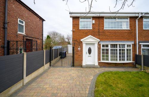 Clayton House | Droylsden Eden - Next to Tram - Free Parking Near Coop- Live & Etihad Stadium