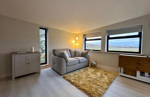 Grogarry Ski Chalet | Druidibeg Cabin, Loch Druidibeg, Isle of South Uist