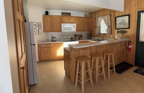 Drummond Cabin | Drummond Island Hotel & Vacation Homes - Pond Cabin 8