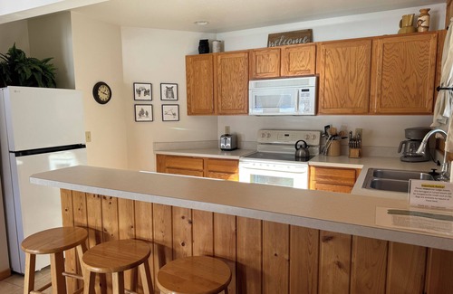 Drummond Cabin | Drummond Island Hotel & Vacation Homes - Pond Cabin 8