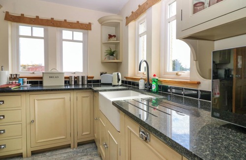 Arbroath Cottage | DRUMMYGAR MAINS, family friendly, with hot tub in Arbroath