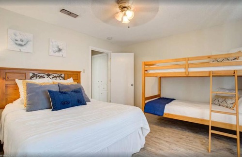 Lubbock House | DT 15mins Sleeps 20 Hot Tub Pets OK,4 TV