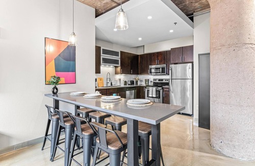 Warehouse District Apartment | DT 2KBD 2BA Steps from Target Field+ Gym + Kitchen + Laundry