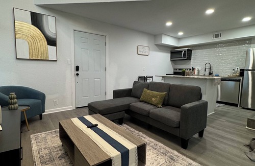 Dallas Apartment | DT Dallas 2BD LUXE Abode 5 Min from Love Field
