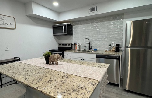 Dallas Apartment | DT Dallas 2BD LUXE Abode 5 Min from Love Field