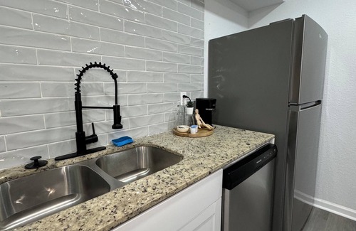Dallas Apartment | DT Dallas 2BD LUXE Abode 5 Min from Love Field