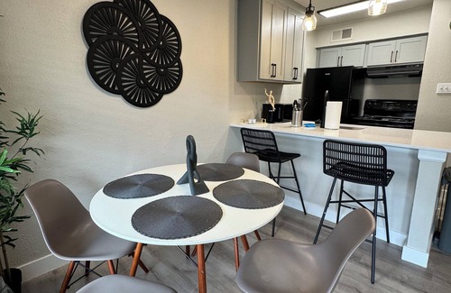 Park Central Apartment | DT Dallas Cityscape Chic l 1BD