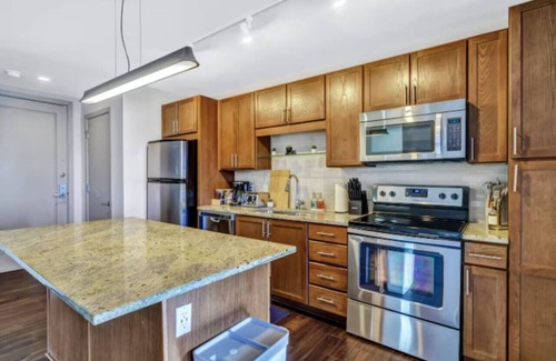 Downtown Dallas Apartment | DT Lux 1 Bed | 976sqft | 26th Floor | Gym | Pool