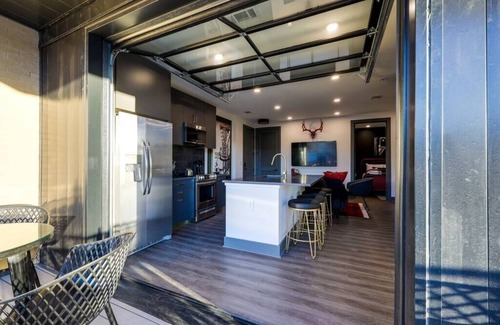 Rolling Mill Hill Condo | DT Nashville Walk to Broadway 2 Bedrooms Sleeps 8