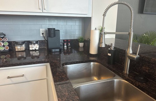 Mile Square Apartment | DT Retreat-King Bed+ Free Parking+Access to Skywalk