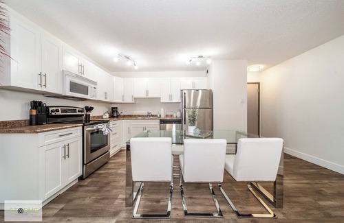 Downtown Edmonton Apartment | DT River Valley Condo | King Bed | Wifi |