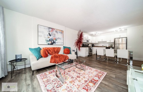 Downtown Edmonton Apartment | DT River Valley Condo | King Bed | Wifi |