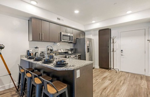 Rio Grande Apartment | DT SLC | King Bed | Gym | Parking | Walk Score 90