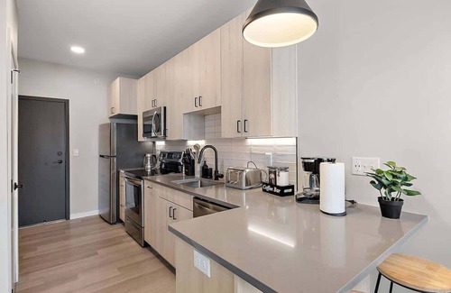 St. Anthony West Apartment | DT, UMN, 1 BD Gym, Free Street Parking, Rooftop