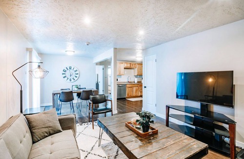 Salt Lake City House | DT UofU 2Bd/1Ba Full Duplex House/King Bds