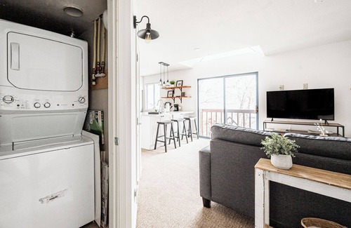 Greenwood Village Condo | DTC One Bed Condo, Pool, Gym, Comfort