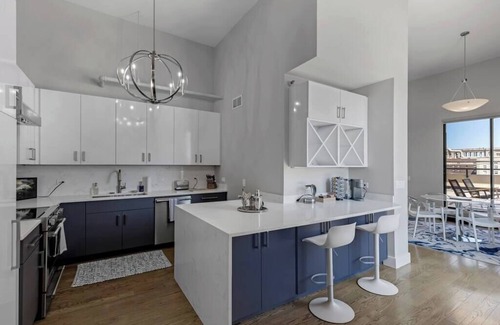 The Loop Condo | Dtown Penthouse 11+Parking, Gym, Pvt Patio, Pool