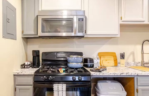 Wayne House | DTW Metro-Airport entire cozy house