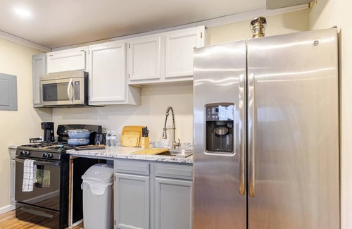 Wayne House | DTW Metro-Airport entire cozy house