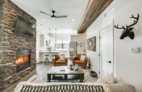 Blowing Rock Apartment | Dtwn Blowing Rock Condo with Private Hot Tub!