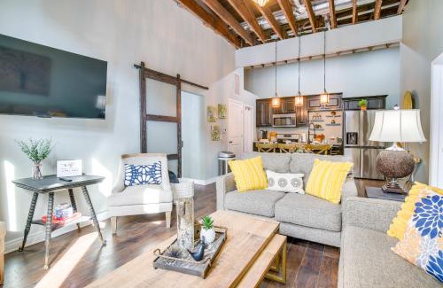 Monett Apartment | Dtwn Loft in the Heart of Monett Pets Welcome!