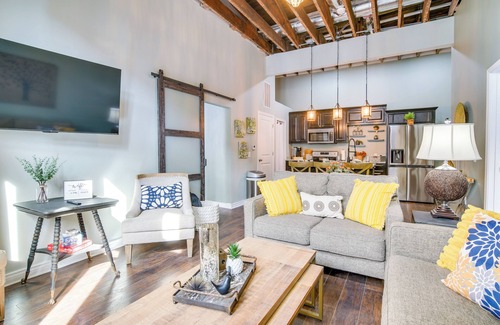 Monett Apartment | Dtwn Loft in the Heart of Monett: Pets Welcome!