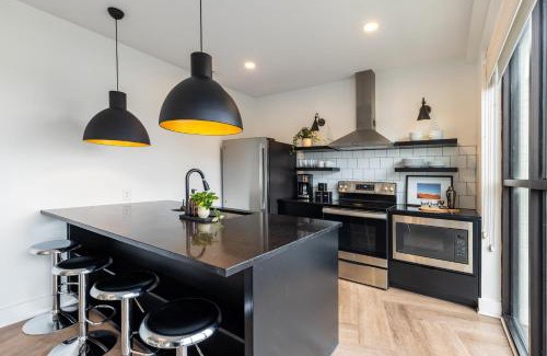 Historic Edgefield House | Dual Bachelor Pads w Rooftop Lounge Games Sleeps 26 5 Min to Broadway