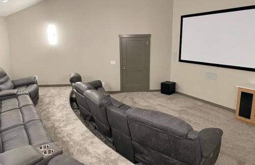 Ashton House | Dual Cabin- Yellowstone Family Retreat- Sled Hill