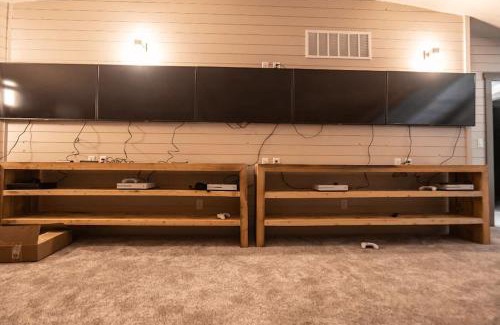 Ashton House | Dual Cabin- Yellowstone Family Retreat- Sled Hill