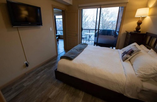 South Pandosy Apartment | Dual Ensuites with Garden View #432