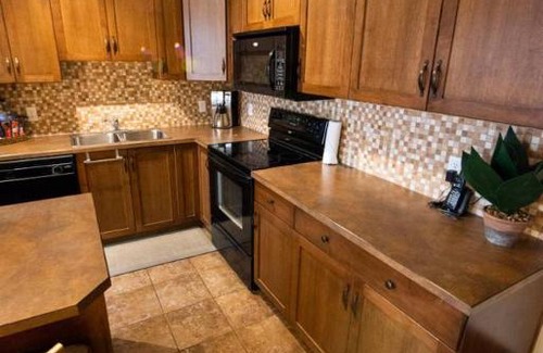 South Pandosy Apartment | Dual Ensuites with Garden View #432