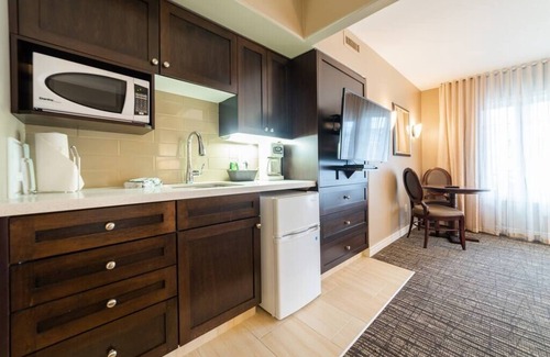 Oro-Medonte Apartment | Dual Suites: Ample Space, King Beds, Jacuzzi, Pool