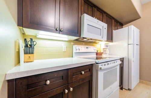 Oro-Medonte Apartment | Dual Suites: Ample Space, King Beds, Jacuzzi, Pool