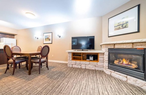Oro-Medonte Apartment | Dual Suites: Ample Space, King Beds, Jacuzzi, Pool