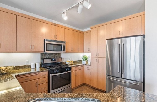 Dublin Condo | DUBLIN CONDO - LOTS OF NATURAL LIGHT, WALKING DISTANCE FROM BART, PET FRIENDLY