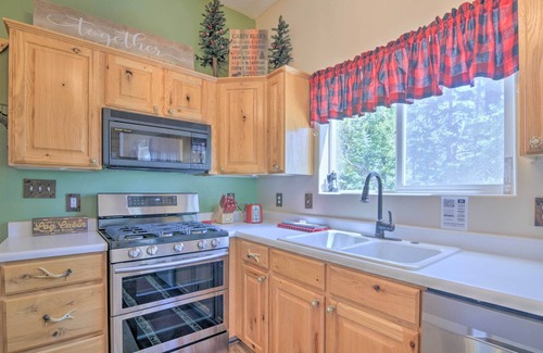 Meadow View Heights Cabin | Duck Creek Village Cabin Near National Forest!
