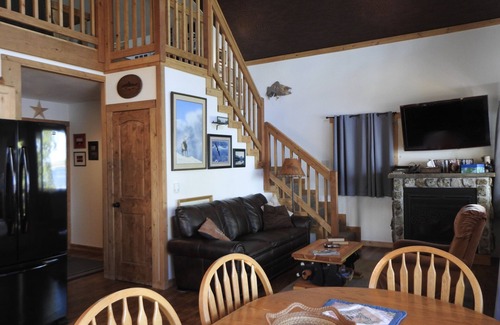 Babb Cabin | Duck Lake West Shore, Just 15 Minutes from Glacier National Park!