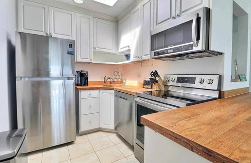 Duck Condo | Duck Tales - Oceanfront : Steps from the beach : Newly renovated!