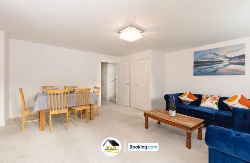 Amesbury House | Duckett house, 3 Bedroom Detached House By B and R Serviced Accommodation Amesbury With Free Parking