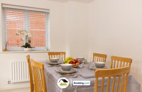 Amesbury House | Duckett house, 3 Bedroom Detached House By B and R Serviced Accommodation Amesbury With Free Parking