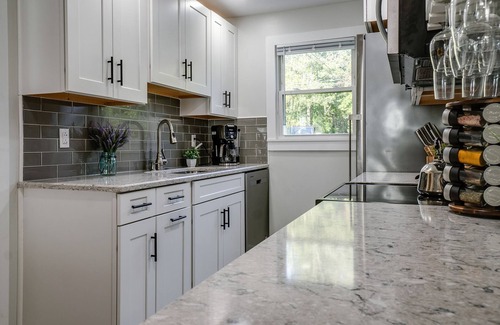 Dundee House | Duckingham Cottage: relaxing lakefront cottage on Waneta Lake with large yard