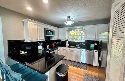 Caffeys Quarters House | DuckUtopia-Pool/HotTub/Private Dock/0.3mi to Beach