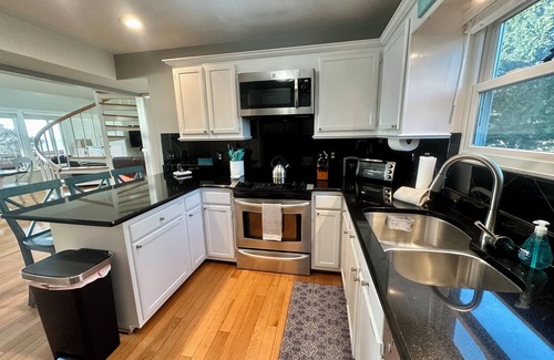 Caffeys Quarters House | DuckUtopia-Pool/HotTub/Private Dock/0.3mi to Beach