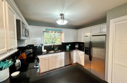 Caffeys Quarters House | DuckUtopia-Pool/HotTub/Private Dock/0.3mi to Beach